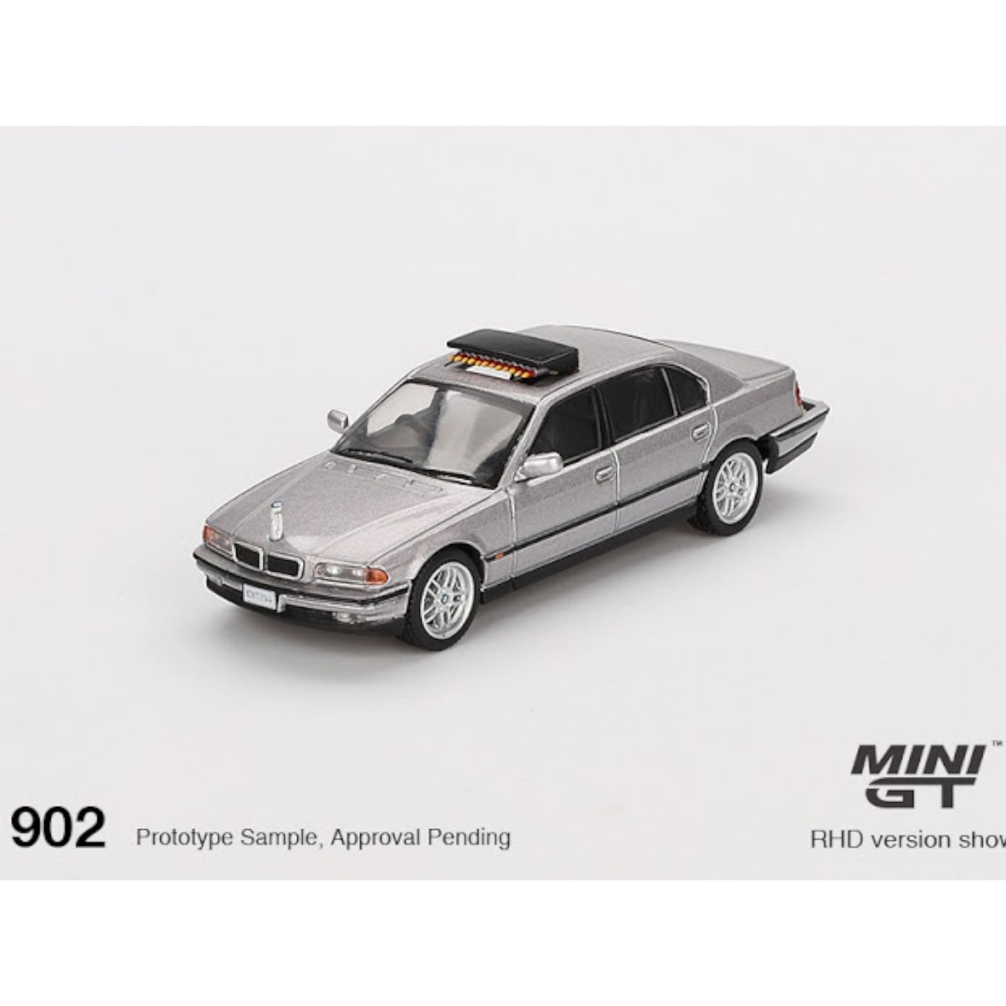 Mini GT - Pre-Order - James Bond - 1997 BMW 750 IL (E39) *Tomorrow Never Die* - Japan Blister Packaging - MGT00902-007J (LHD)