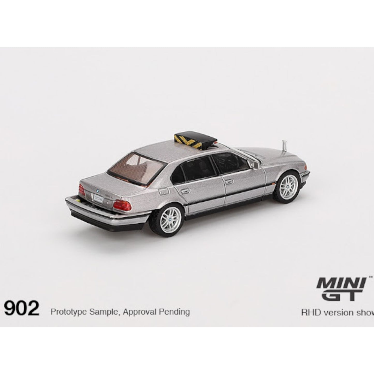 Mini GT - Pre-Order - James Bond - 1997 BMW 750 IL (E39) *Tomorrow Never Die* - Japan Blister Packaging - MGT00902-007J (LHD)