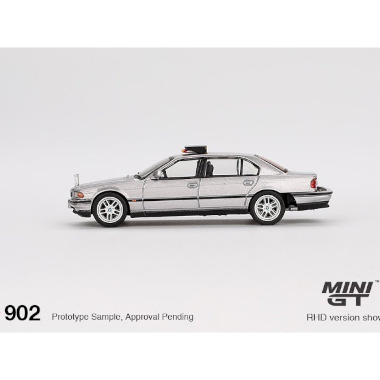 Mini GT - Pre-Order - James Bond - 1997 BMW 750 IL (E39) *Tomorrow Never Die* - Japan Blister Packaging - MGT00902-007J (LHD)