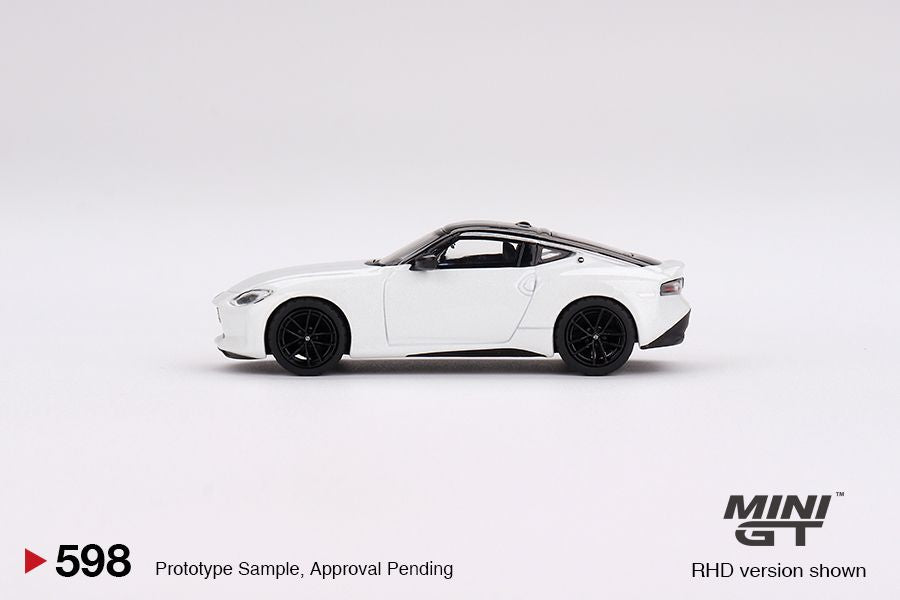 Mini GT - Nissan Fairlady Z Version ST 2023 Everest White - MGT00598 (LHD) - 1:64