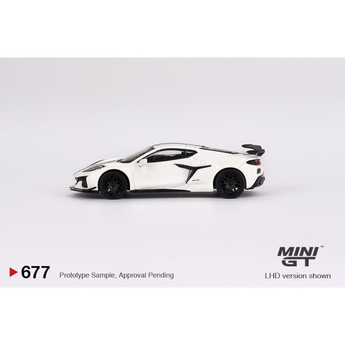Mini GT - 2023 Chevrolet Corvette Z06, white - MGT00677 (LHD) - 1:64