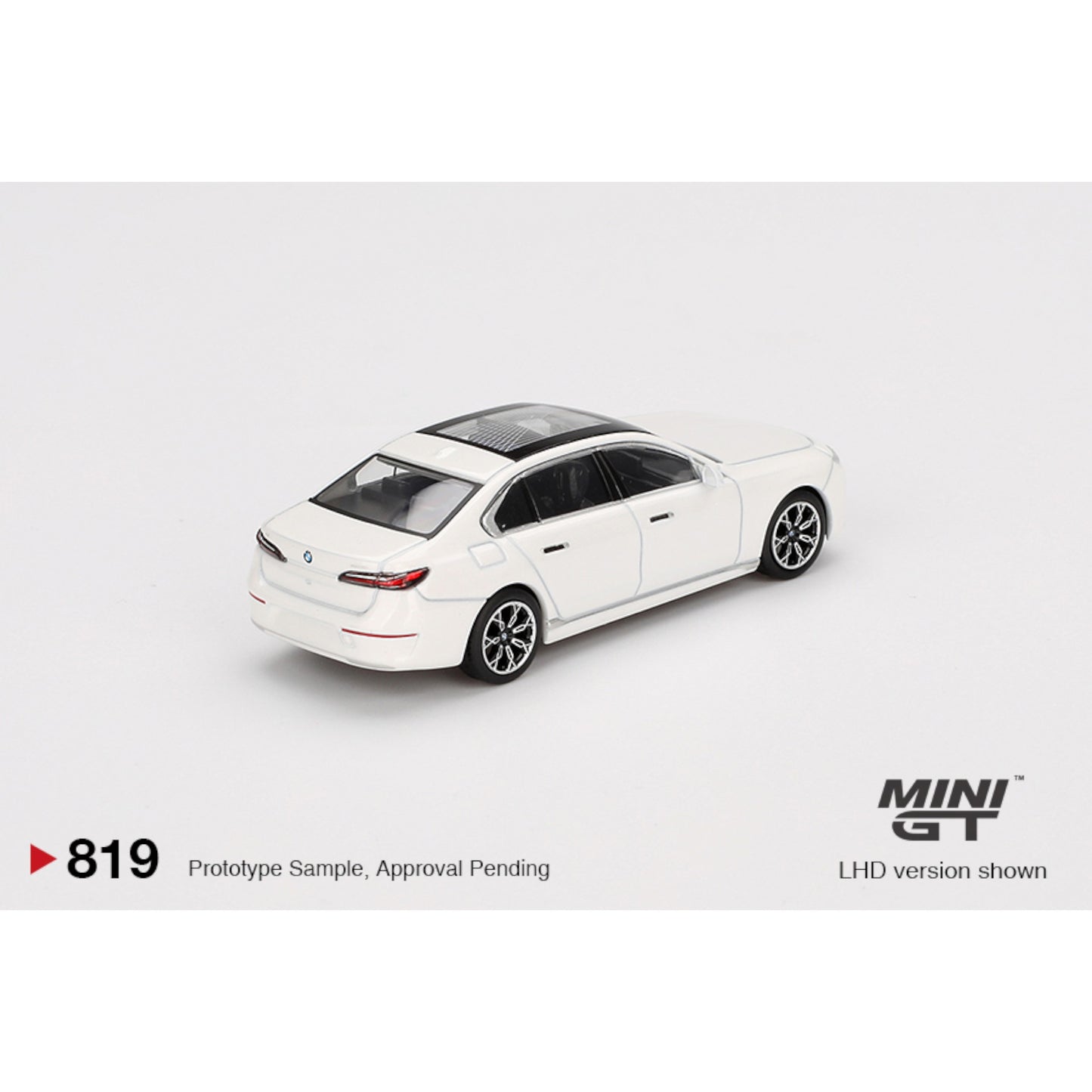 Mini GT - Pre-Order - BMW i7 xDrive60 Mineral White - MGT00819 (LHD)
