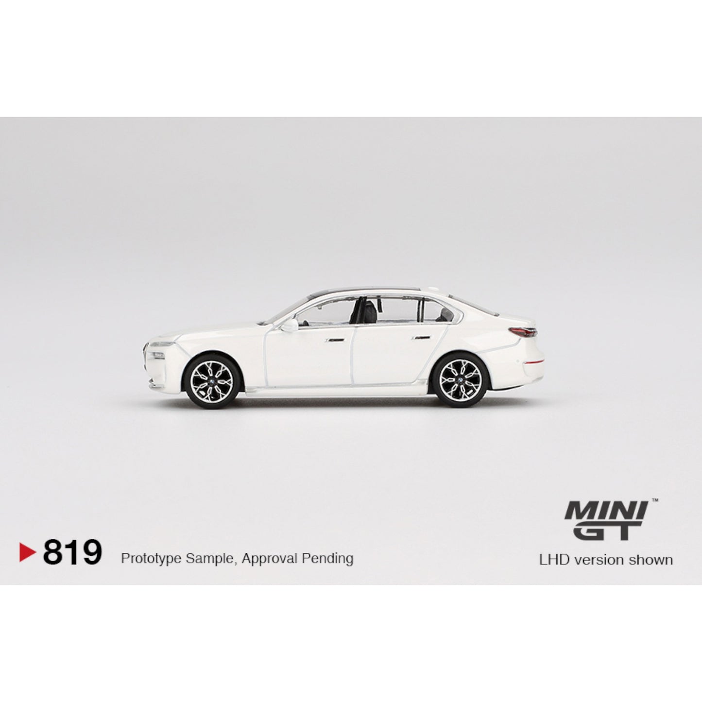 Mini GT - Pre-Order - BMW i7 xDrive60 Mineral White - MGT00819 (LHD)