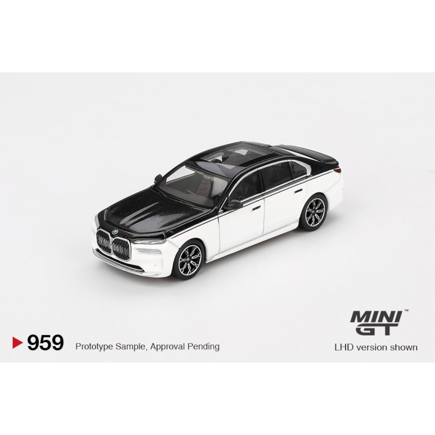 Mini GT - BMW i7 xDrive60 Alpine White / Black Sapphire - MGT00959-BL (LHD)