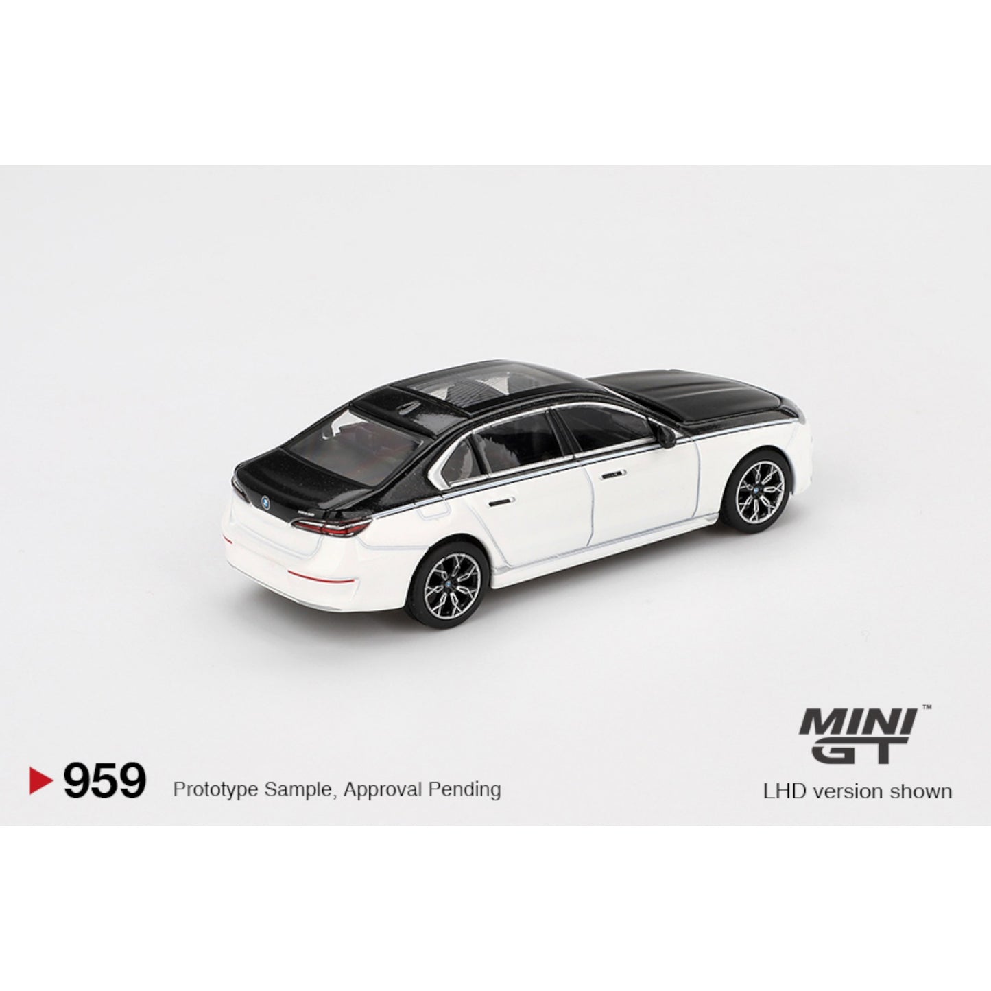 Mini GT - BMW i7 xDrive60 Alpine White / Black Sapphire - MGT00959-BL (LHD)