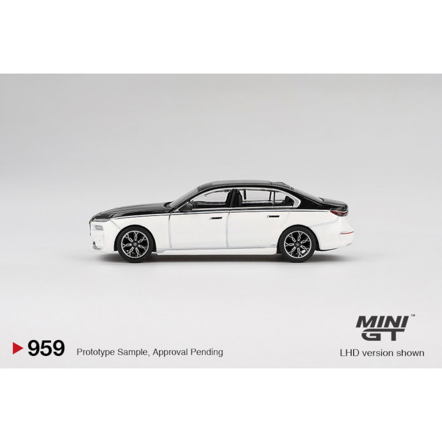 Mini GT - BMW i7 xDrive60 Alpine White / Black Sapphire - MGT00959-BL (LHD)