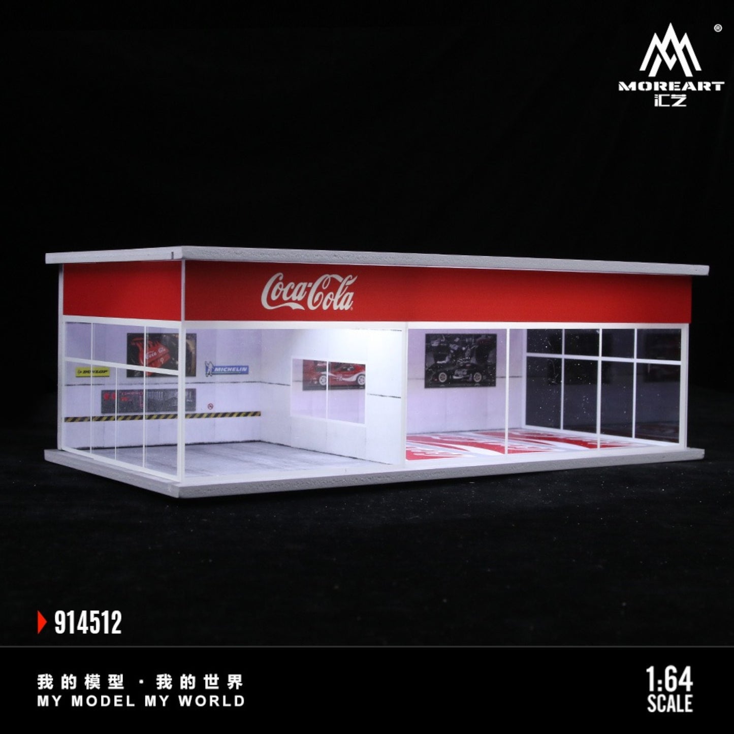 Pre-Order bis 28.08.2025 - MoreArt - Coca-Cola Exhibition Hall Diorama mit Beleuchtung - MO914512