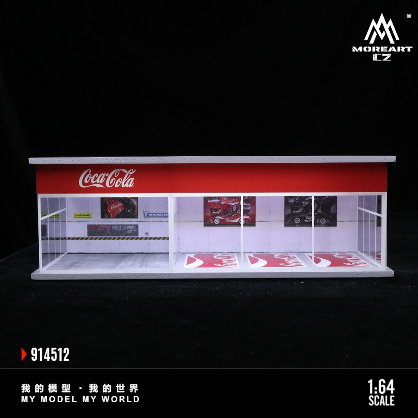 Pre-Order bis 28.08.2025 - MoreArt - Coca-Cola Exhibition Hall Diorama mit Beleuchtung - MO914512