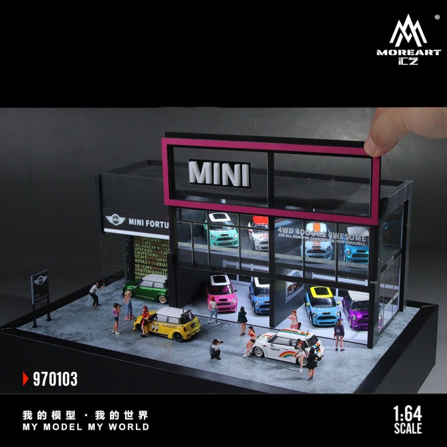 Pre-Order bis 13.09.2025 - MoreArt - MINI Automobile Exhibition Hall Diorama mit Beleuchtung - MO970103