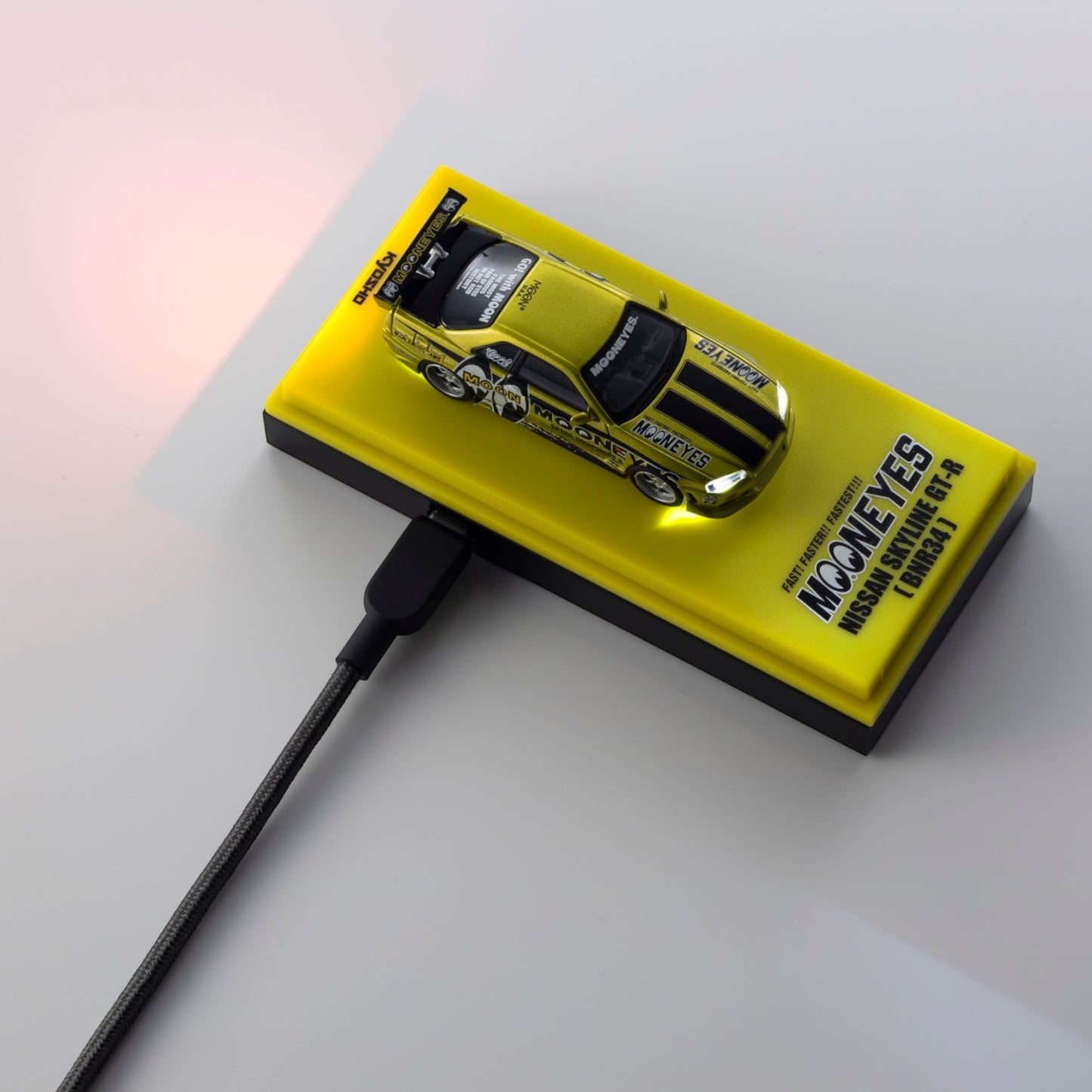 Kyosho - Pre-Order - NISSAN SKYLINE GT-R (R34) MOONEYES 1 WITH LED 2026 - 07134LM1