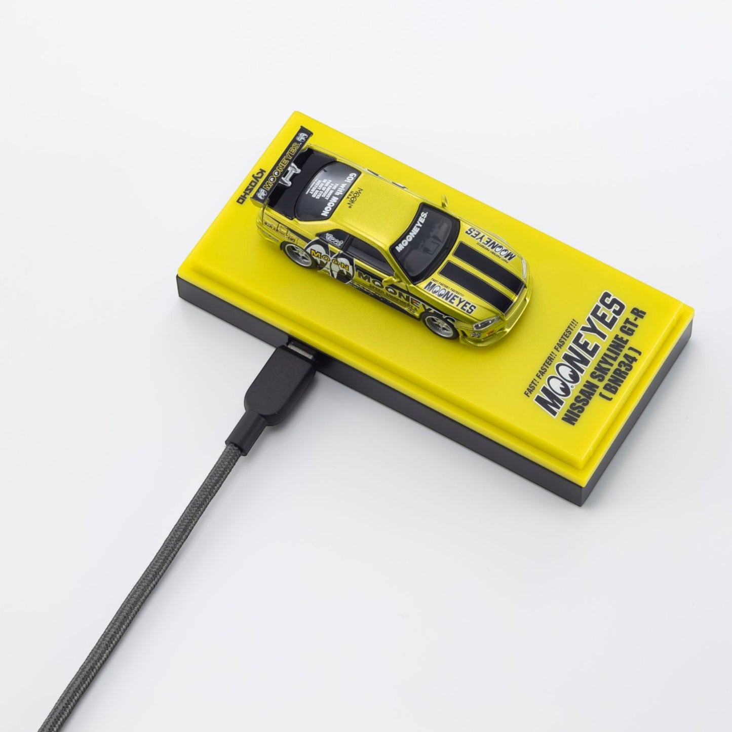 Kyosho - Pre-Order - NISSAN SKYLINE GT-R (R34) MOONEYES 1 WITH LED 2026 - 07134LM1