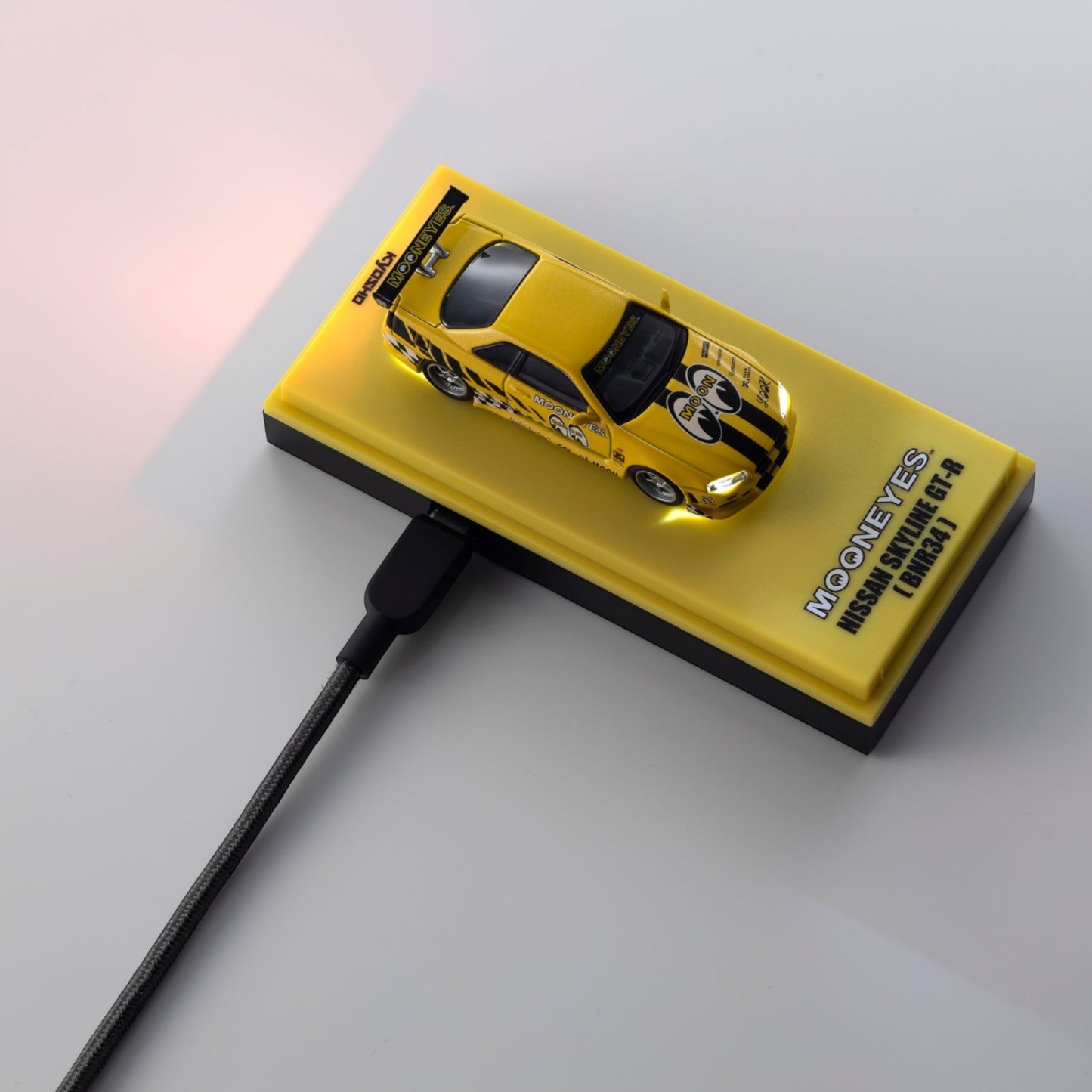 Kyosho - Pre-Order - NISSAN SKYLINE GT-R (R34) MOONEYES 1 WITH LED 2026 - 07134LM2
