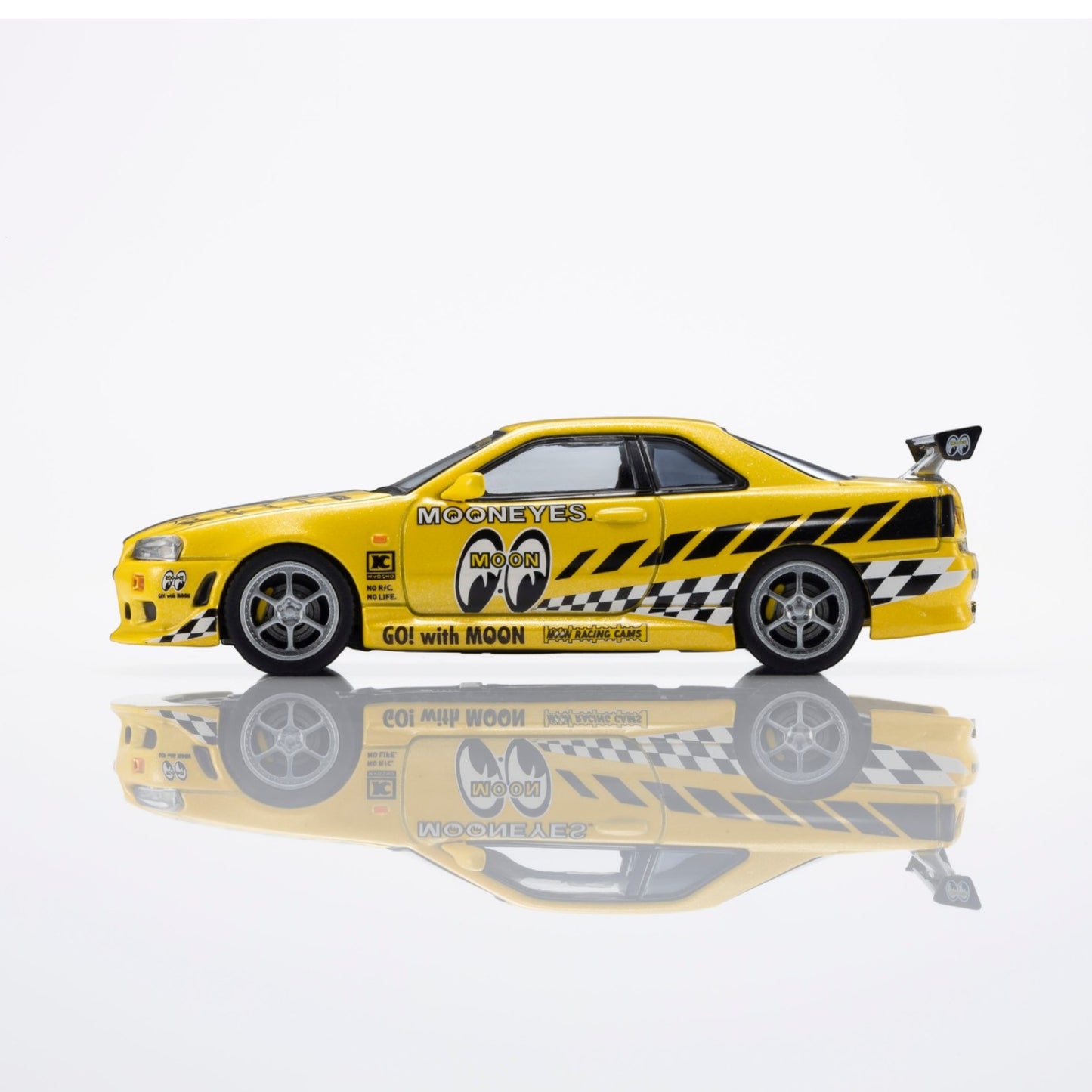 Kyosho - Pre-Order - NISSAN SKYLINE GT-R (R34) MOONEYES 1 WITH LED 2026 - 07134LM2
