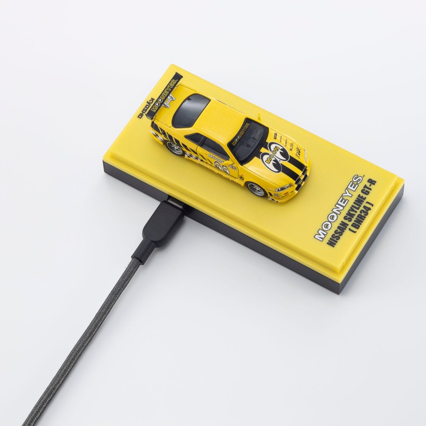 Kyosho - Pre-Order - NISSAN SKYLINE GT-R (R34) MOONEYES 1 WITH LED 2026 - 07134LM2