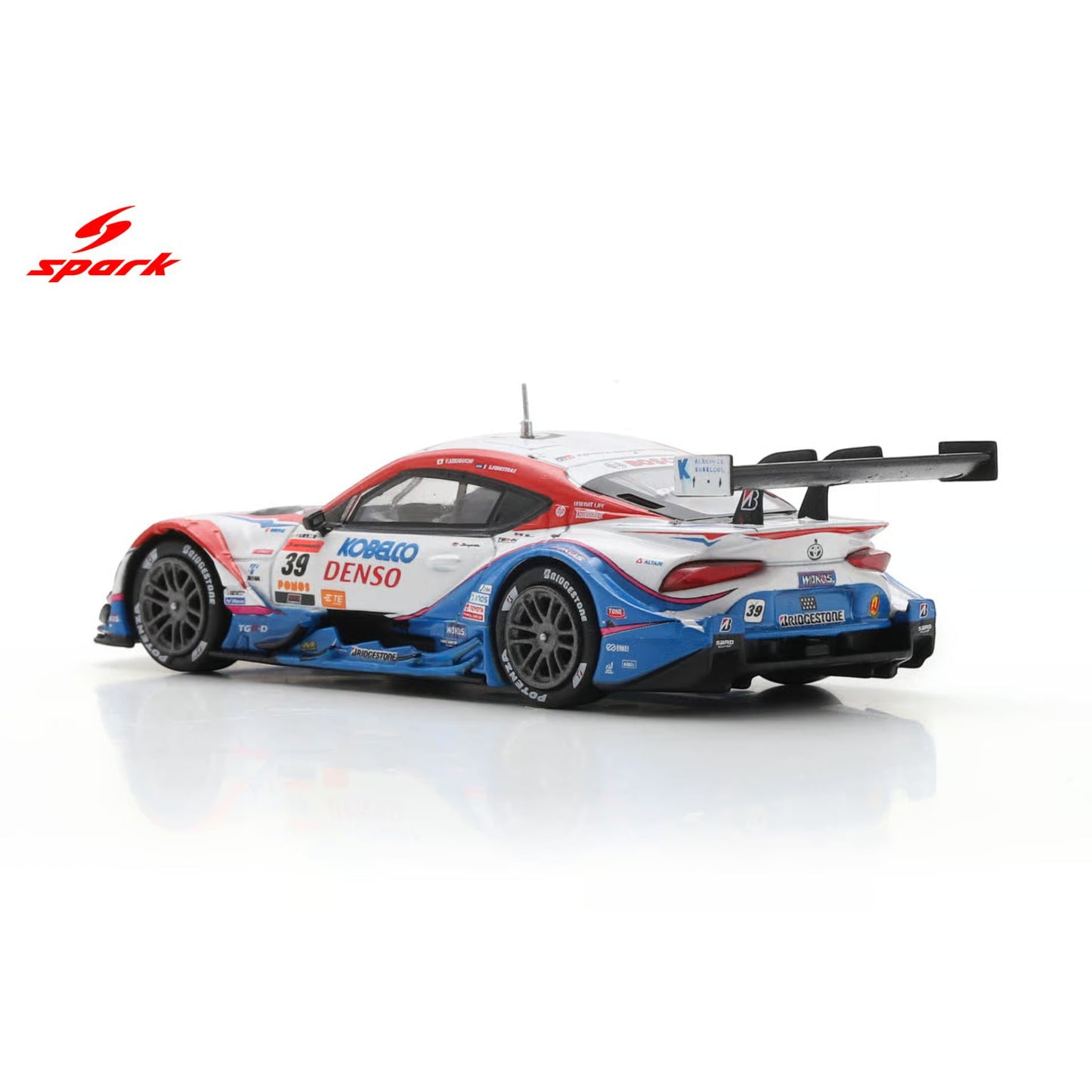 Spark 1:64 - Pre-Order - DENSO KOBELCO SARD GR Supra TGR TEAM SARD No.39 GT500 SUPER GT 2025 Y. Sekiguchi - S. Fenestraz - 64SGT25039