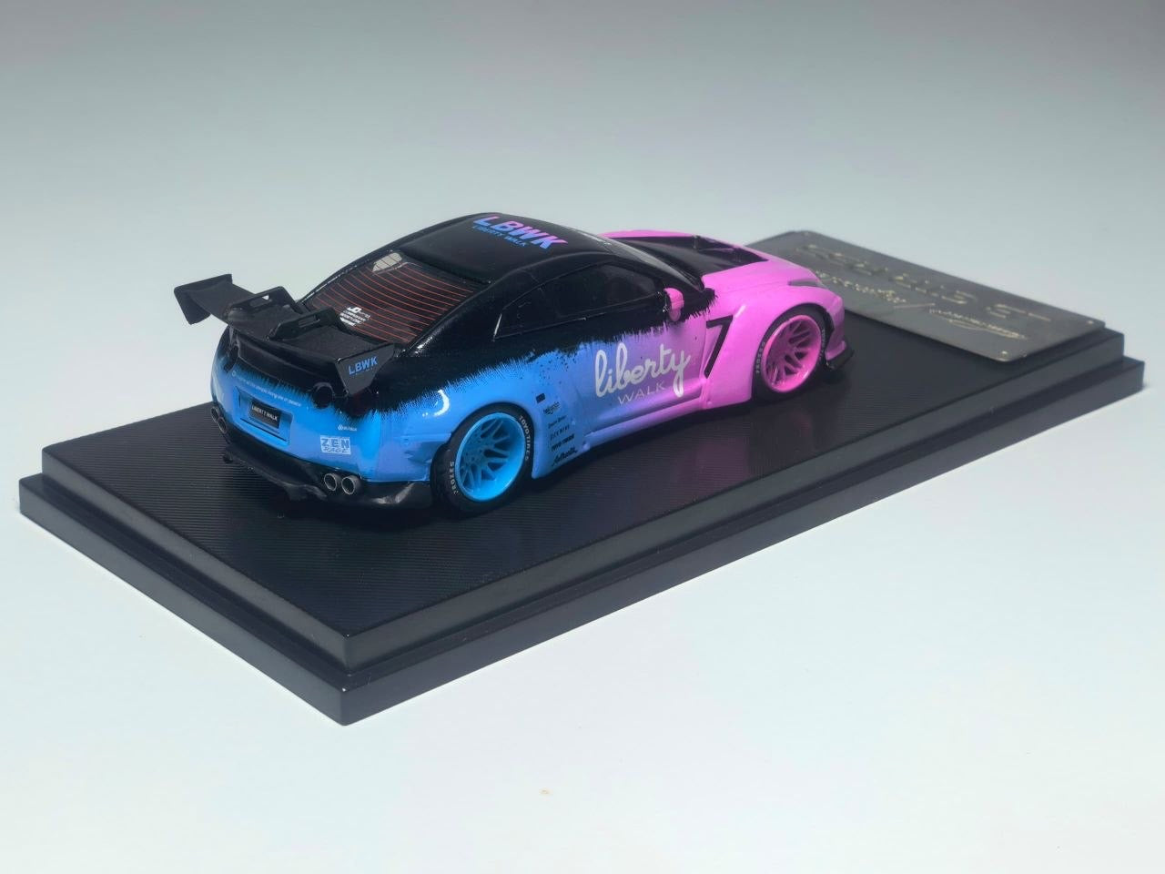 ModelCollect - Pre-Order - GT-R R35, LB 1.5 - Flash Pink-Blue - MC64-R35-FPB