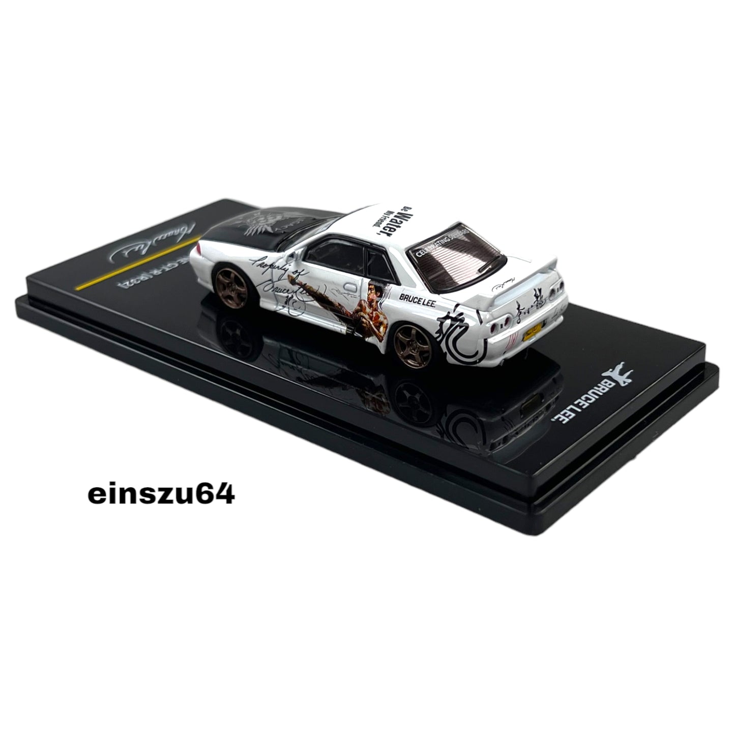 INNO64 - Nissan Skyline GTS-R R32 *Bruce Lee 50th Anniversary*, white/black - 1:64 - IN64-R32BRUCELEE-W