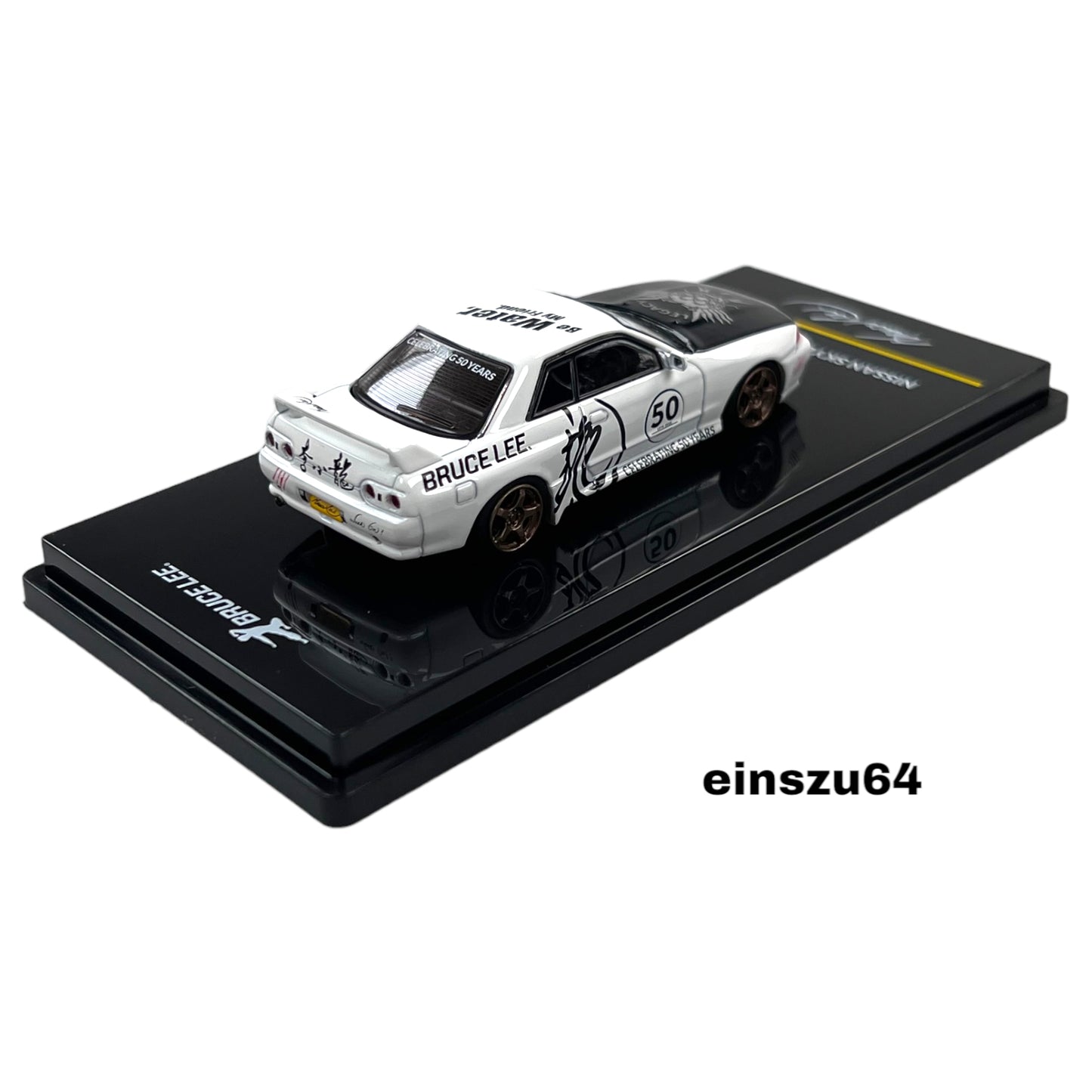 INNO64 - Nissan Skyline GTS-R R32 *Bruce Lee 50th Anniversary*, white/black - 1:64 - IN64-R32BRUCELEE-W