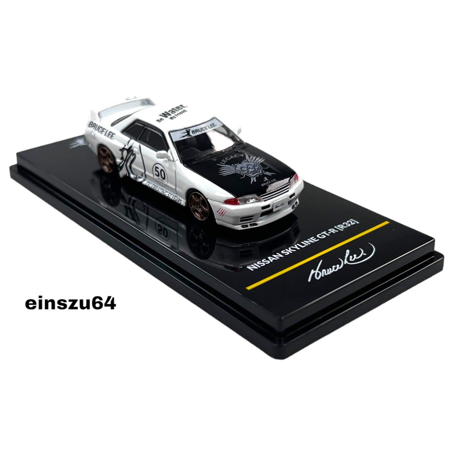 INNO64 - Nissan Skyline GTS-R R32 *Bruce Lee 50th Anniversary*, white/black - 1:64 - IN64-R32BRUCELEE-W