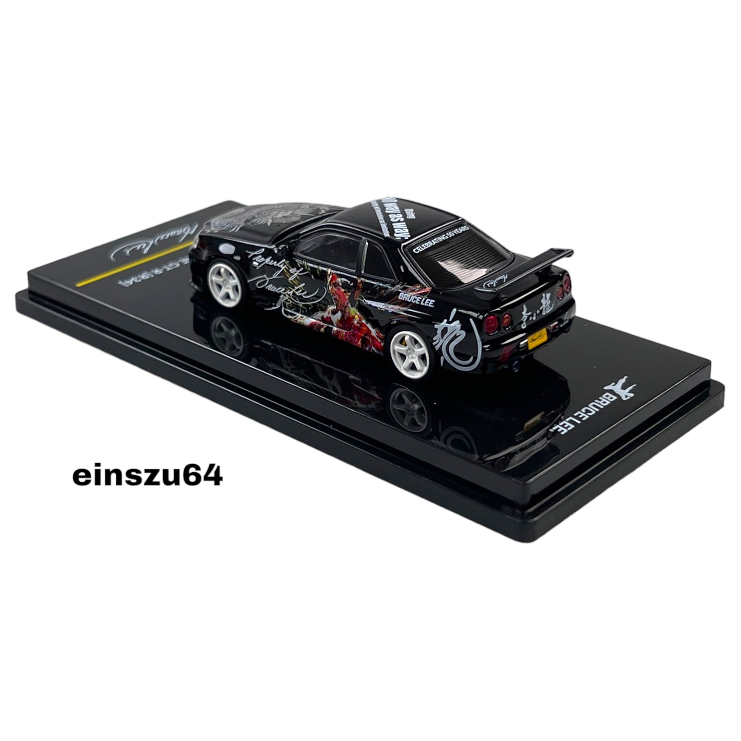 INNO64 - *Bruce Lee 50th Anniversary* Nissan Skyline - Komplettset - OVP