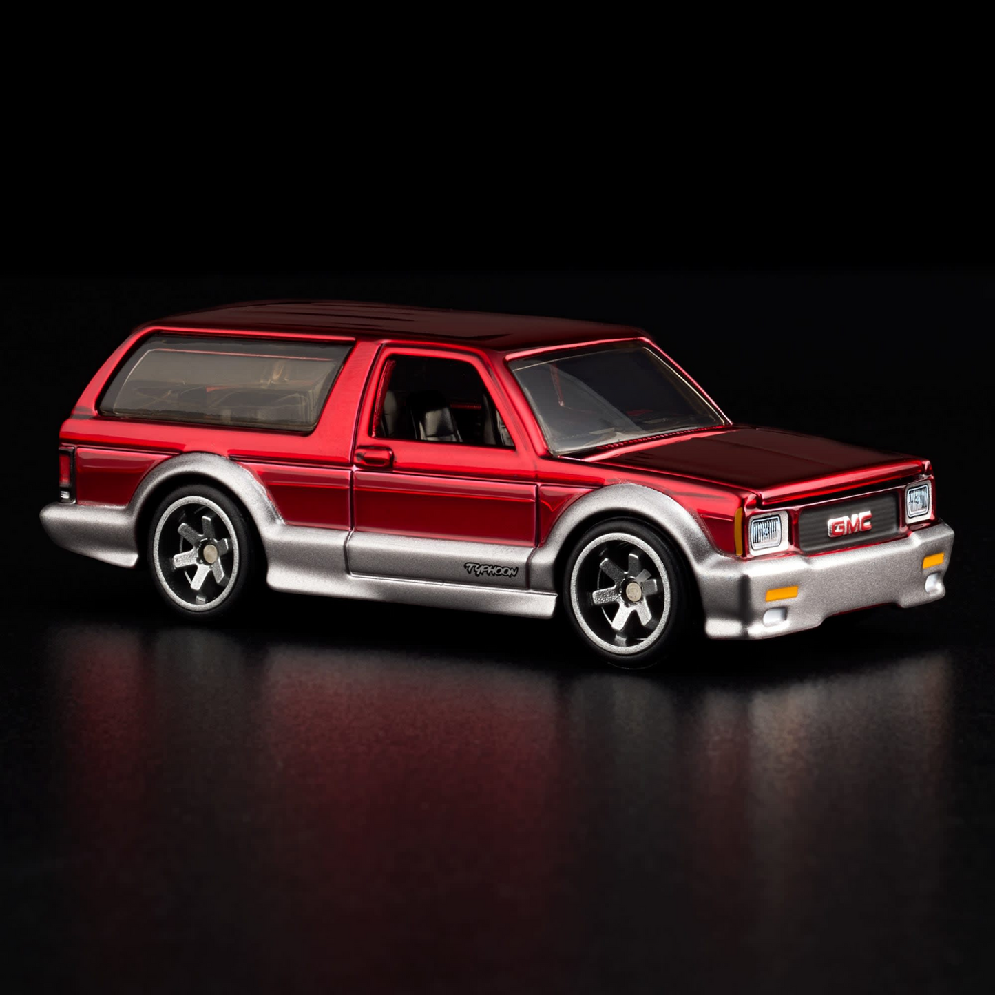 Hot Wheels Collector 2025 - RLC Exclusive - 1992 GMC Typhoon, Spectraflame rot - JCP13