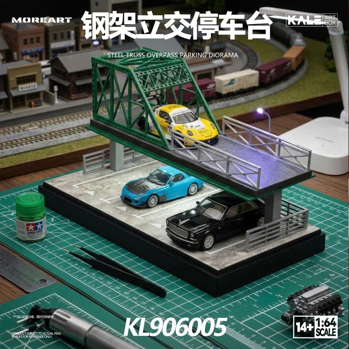 MoreArt & Kaler - Pre-Order - Steel Frame Overpass Parking Area Diorama mit Beleuchtung - KL906005
