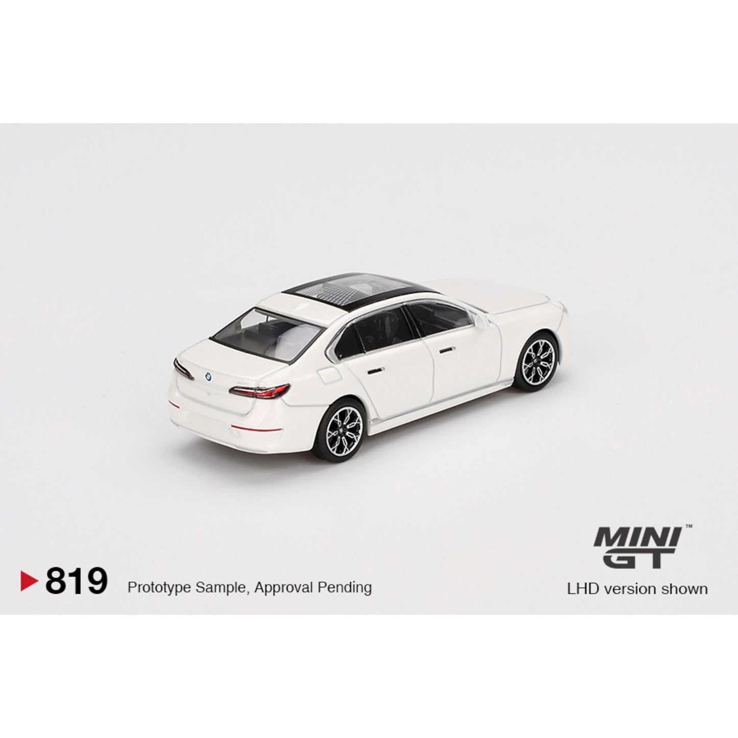 Mini GT - Pre-Order - BMW i7 xDrive60 Mineral White - MGT00819 (LHD)