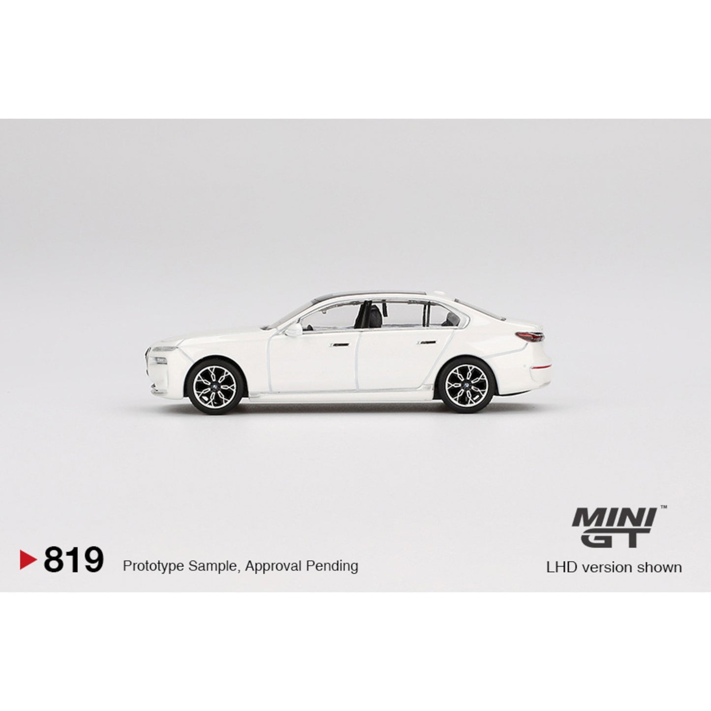 Mini GT - Pre-Order - BMW i7 xDrive60 Mineral White - MGT00819 (LHD)