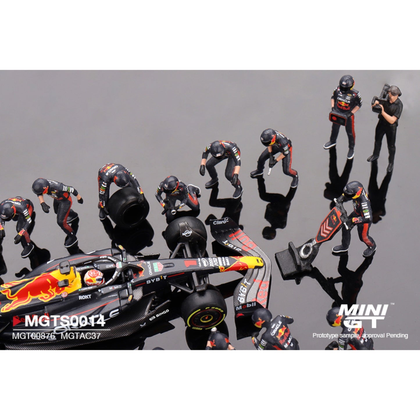 Mini GT - Oracle Red Bull Racing RB19 #1  Max Verstappen 2023 F1 2023 Japanese Grand Prix Pit Crew Set - MGTS0014
