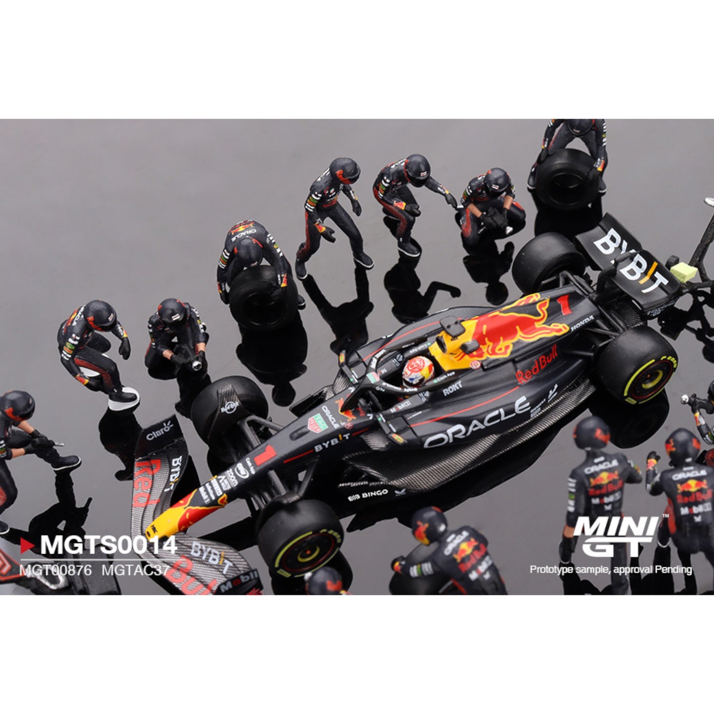 Mini GT - Oracle Red Bull Racing RB19 #1  Max Verstappen 2023 F1 2023 Japanese Grand Prix Pit Crew Set - MGTS0014