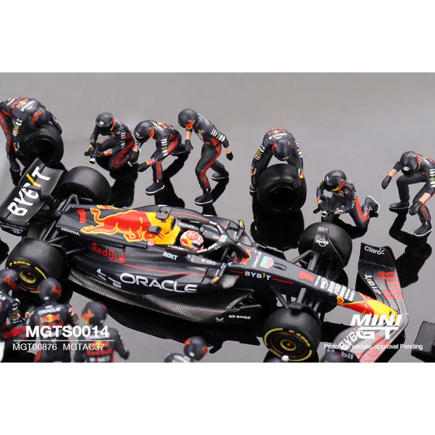 Mini GT - Oracle Red Bull Racing RB19 #1  Max Verstappen 2023 F1 2023 Japanese Grand Prix Pit Crew Set - MGTS0014