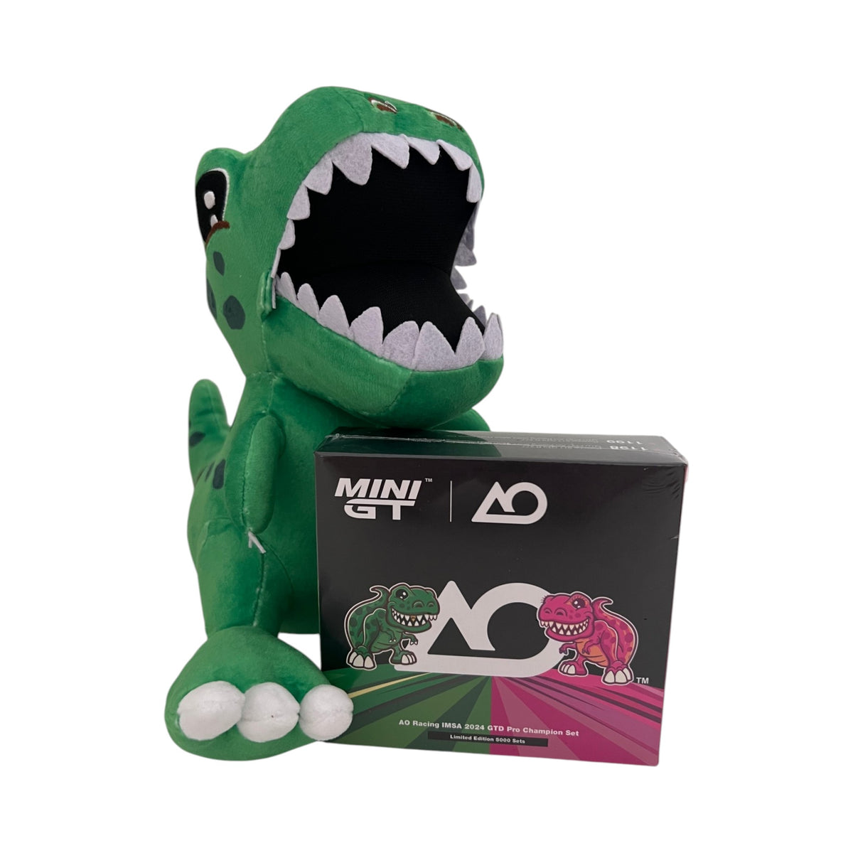 Mini GT - AO Racing IMSA 2024 GTD Pro Champion Set - Rexy & Roxy - MGTS0024 inkl. Rexy Plüsch