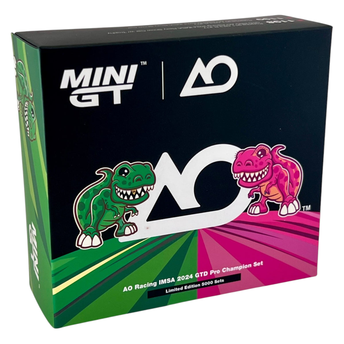 Mini GT - AO Racing IMSA 2024 GTD Pro Champion Set - Rexy & Roxy - MGTS0024 inkl. Rexy Plüsch