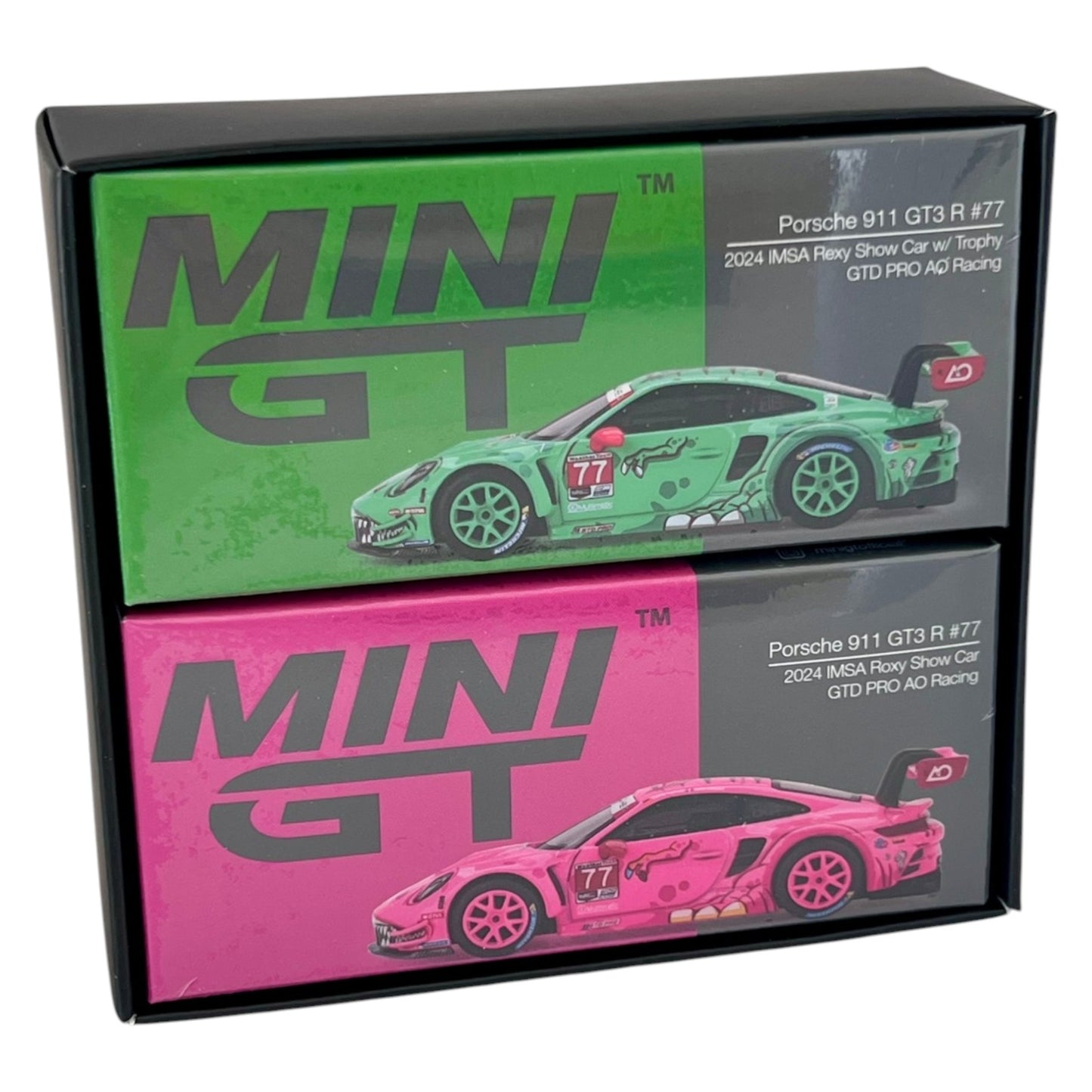 Mini GT - AO Racing IMSA 2024 GTD Pro Champion Set - Rexy & Roxy - MGTS0024 inkl. Rexy Plüsch