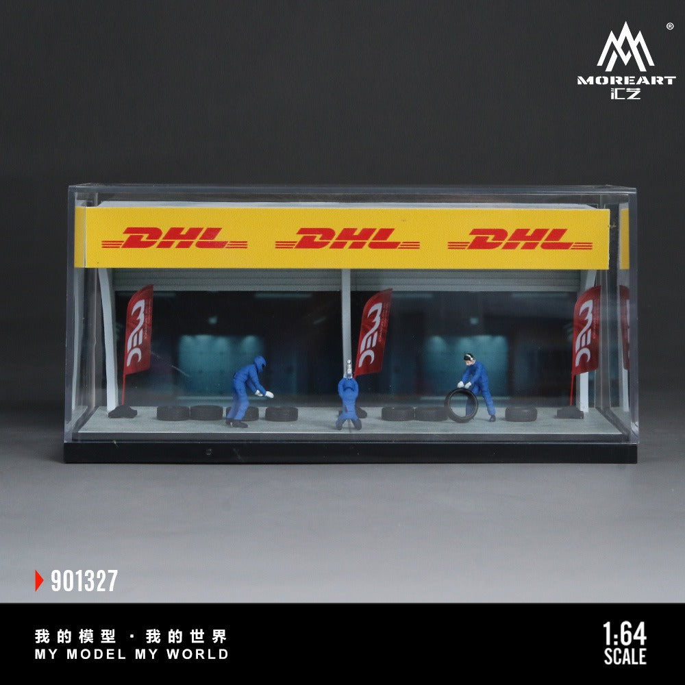 Pre-Order bis 04.12.2025 - MoreArt - DHL Racing Station Diorama with 3 dolls, 3 flags and 8 tires