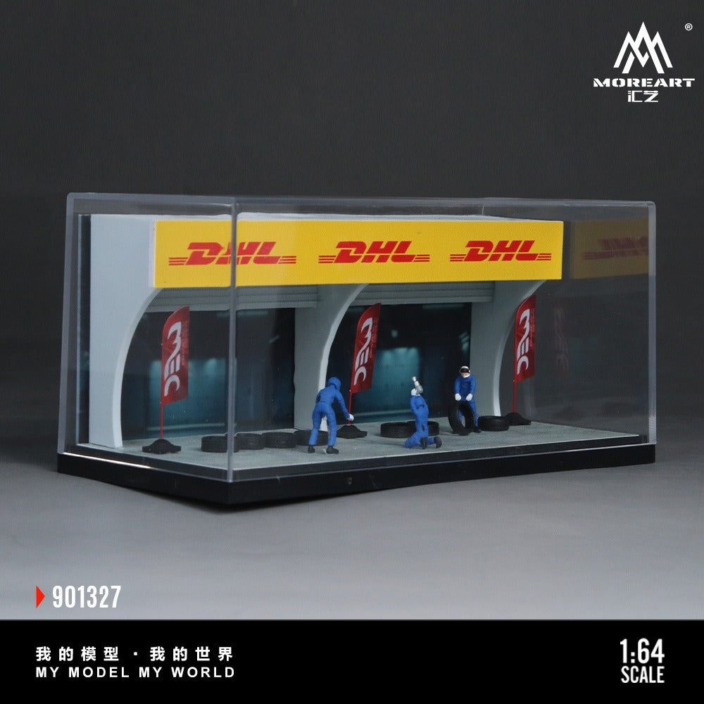 Pre-Order bis 04.12.2025 - MoreArt - DHL Racing Station Diorama with 3 dolls, 3 flags and 8 tires