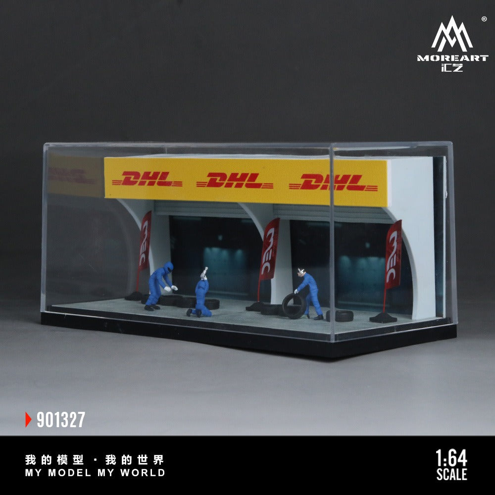 Pre-Order bis 04.12.2025 - MoreArt - DHL Racing Station Diorama with 3 dolls, 3 flags and 8 tires