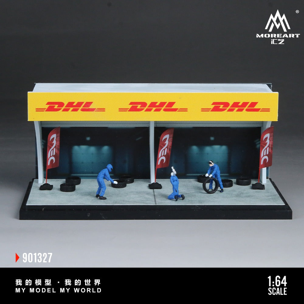 Pre-Order bis 04.12.2025 - MoreArt - DHL Racing Station Diorama with 3 dolls, 3 flags and 8 tires
