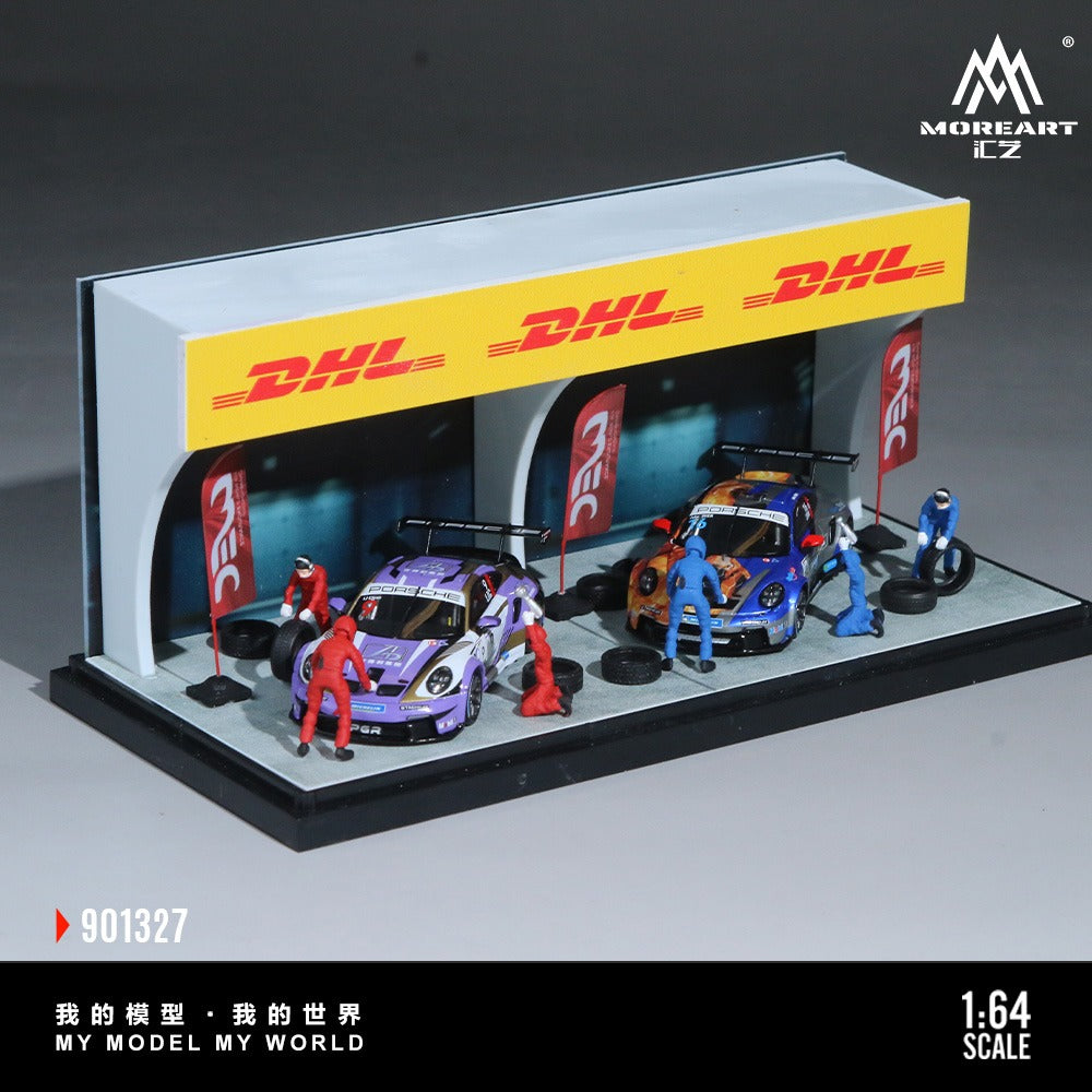 Pre-Order bis 04.12.2025 - MoreArt - DHL Racing Station Diorama with 3 dolls, 3 flags and 8 tires