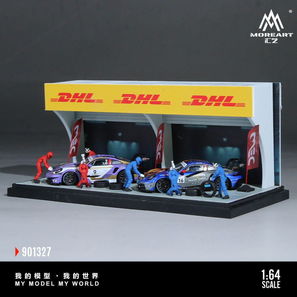 Pre-Order bis 04.12.2025 - MoreArt - DHL Racing Station Diorama with 3 dolls, 3 flags and 8 tires