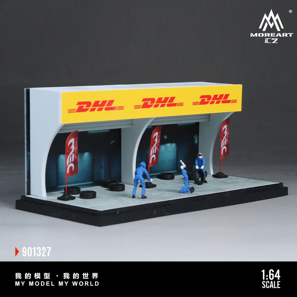 Pre-Order bis 04.12.2025 - MoreArt - DHL Racing Station Diorama with 3 dolls, 3 flags and 8 tires