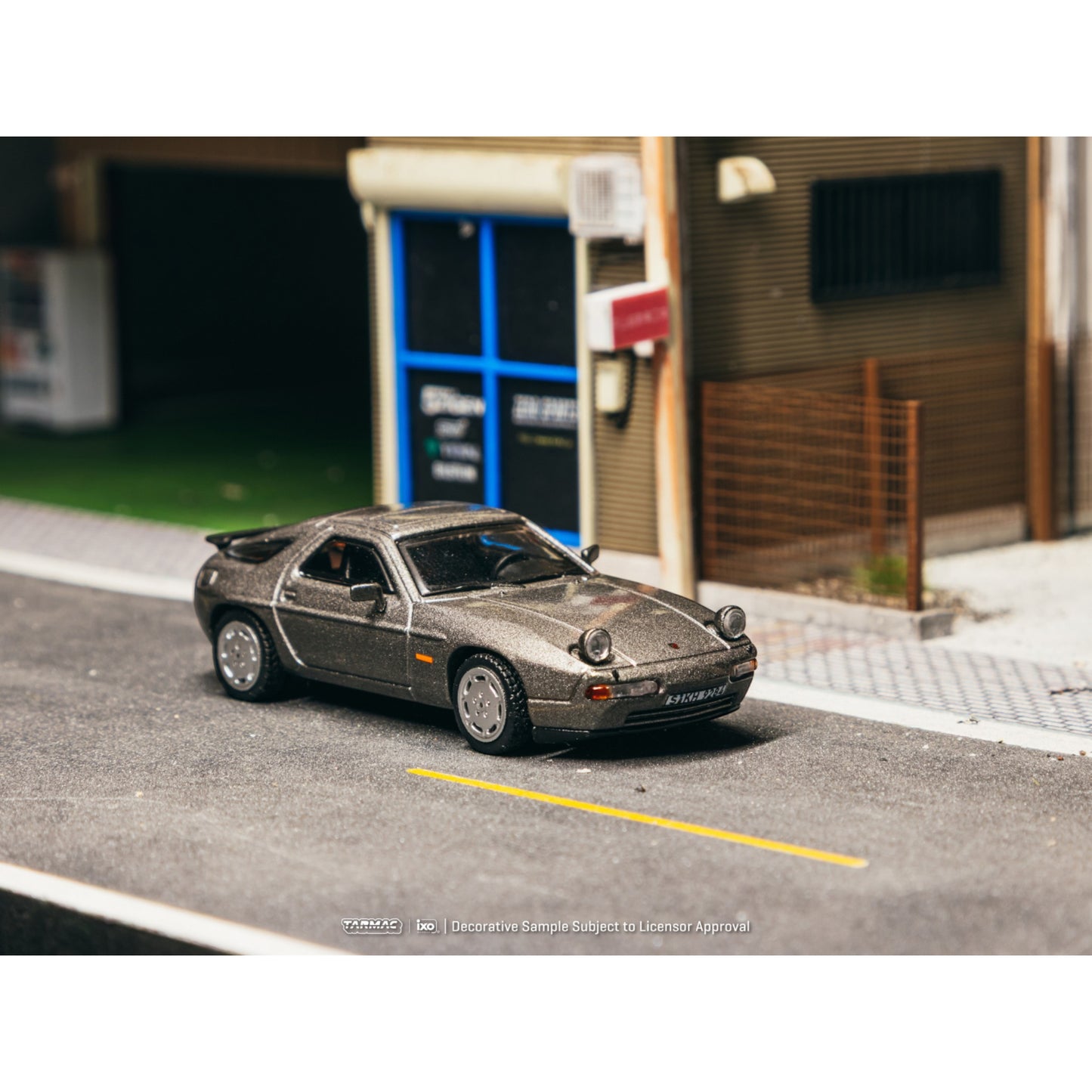 Tarmac Works - Pre-Order - 1992 Porsche 928 S4, grey metallic - T64G-085-GY